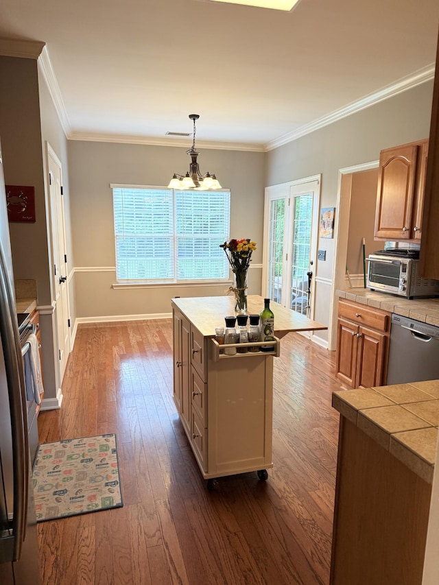 2415 Saint Andrews Dr, Murfreesboro, TN 37128 - kitchen with stainless steel appliances, a chandelier, dark wood-style floors, ornamental molding, and pendant lighting