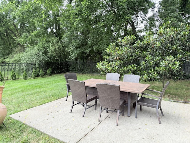 2415 Saint Andrews Dr, Murfreesboro, TN 37128 - fenced backyard with a patio area and outdoor dining area
