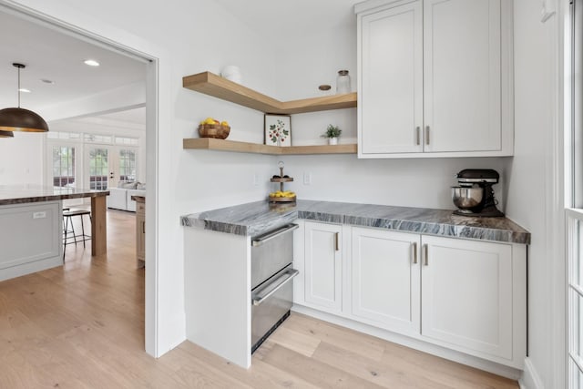 205 Well Spring Ct, Brentwood, TN 37027 - kitchen with light wood-style flooring, hanging light fixtures, open shelves, recessed lighting, and a breakfast bar