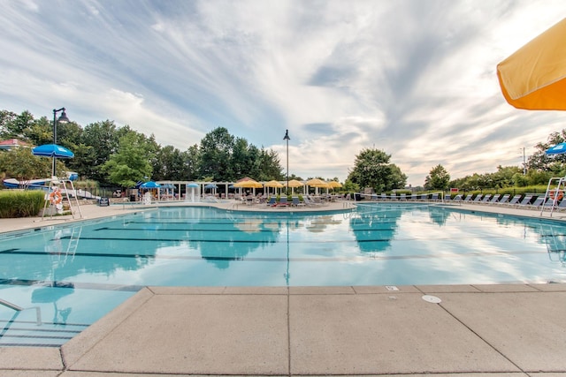 602 Pemberton Ct, Mount Juliet, TN 37122 - community pool with a patio