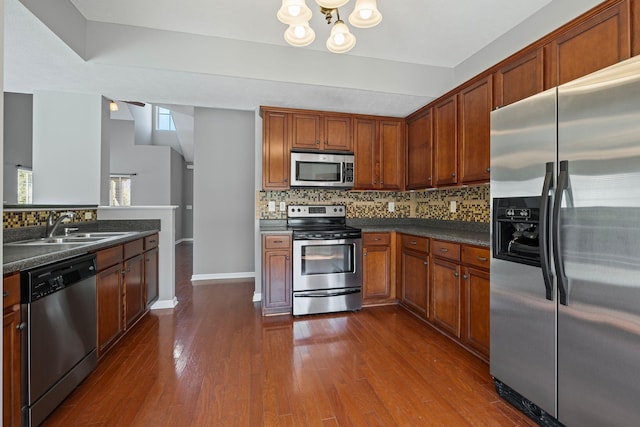 602 Pemberton Ct, Mount Juliet, TN 37122 - kitchen featuring stainless steel appliances, a sink, dark countertops, decorative backsplash, and a chandelier