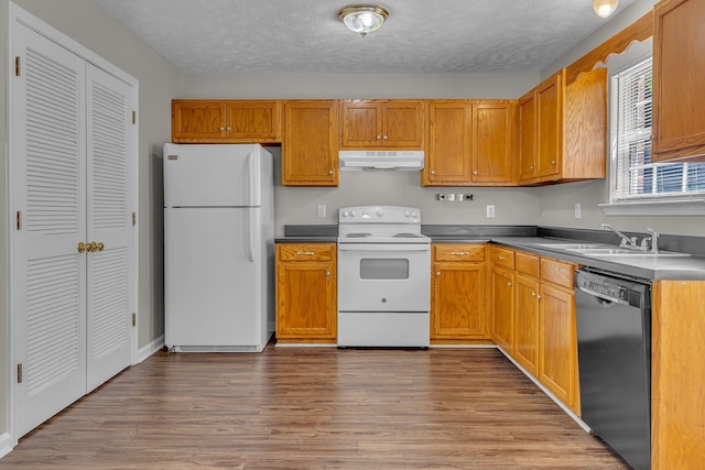 1512 Center Pointe Dr, Murfreesboro, TN 37130 - kitchen featuring white appliances, under cabinet range hood, a sink, light wood-style flooring, and a textured ceiling