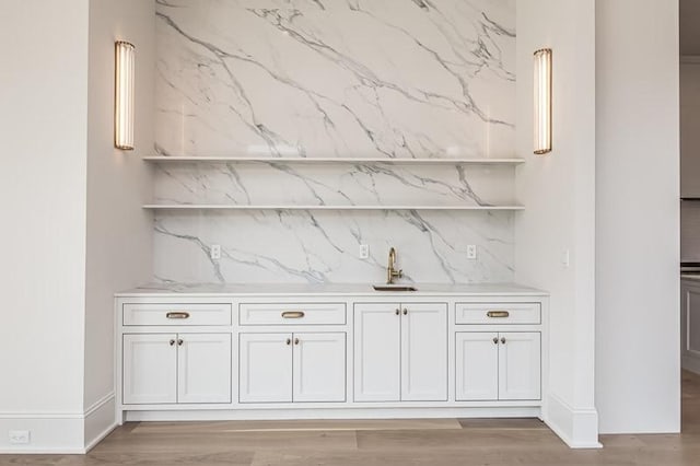 1302B Pillow St, Nashville, TN 37203 - bar with decorative backsplash, a sink, and light wood-style floors