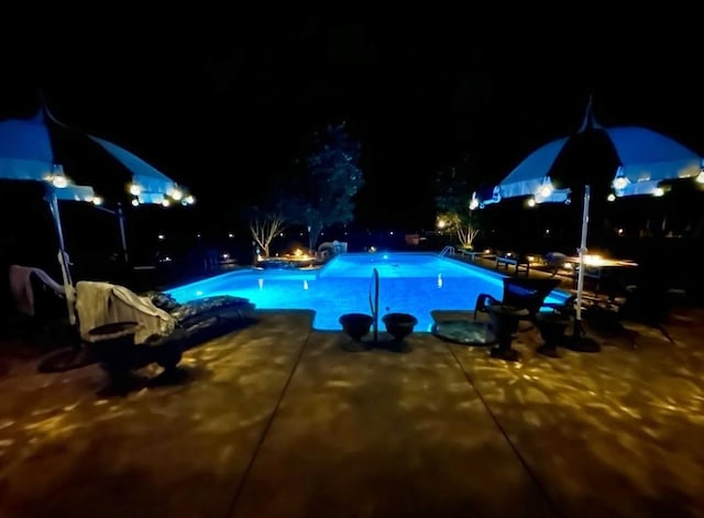 1150 Deer Run Rd, Murfreesboro, TN 37128 - pool at night with a patio
