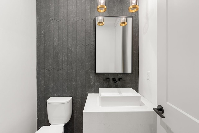 2915 Compton Rd, Nashville, TN 37215 - bathroom featuring toilet and vanity