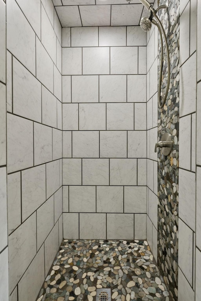 2762 Hunters Point Pike, Lebanon, TN 37087 - full bath featuring tiled shower