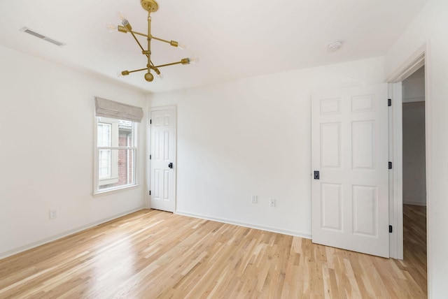 322 Starling Ln, Franklin, TN 37064 - unfurnished room featuring a chandelier, light wood-style floors, and a smoke detector