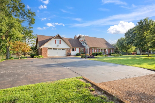 5013 Baker Rd, Murfreesboro, TN 37129 - view of front of home featuring driveway, a garage, and a front lawn