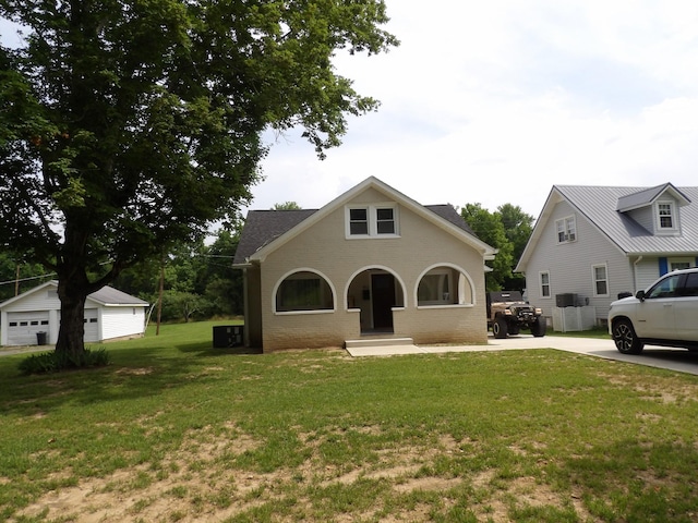 413 E Main St, Waverly, TN 37185 - view of front of property with a front lawn and brick siding