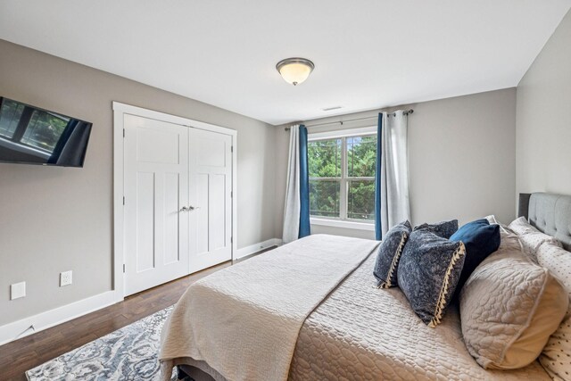 146 Island Way, Winchester, TN 37398 - bedroom with wood finished floors and baseboards