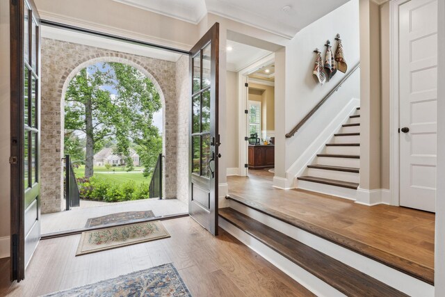 6013 Blackwell Ln, Franklin, TN 37064 - foyer featuring wood finished floors, crown molding, and stairway