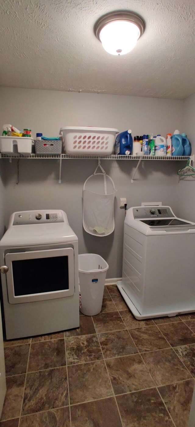 1736 Bellamy Ln, Murfreesboro, TN 37128 - laundry area with washing machine and clothes dryer and a textured ceiling
