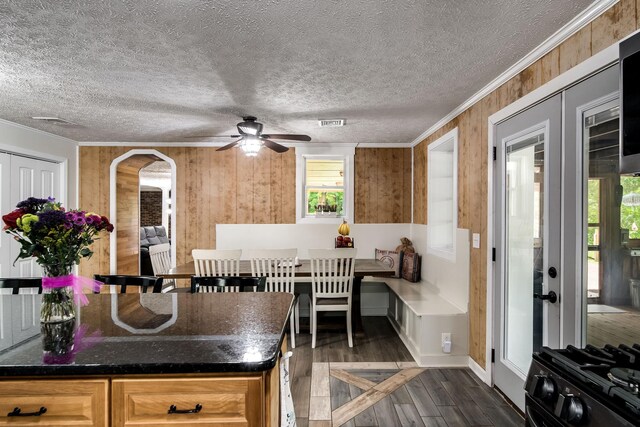 554 Hickman Shores Rd, Dover, TN 37058 - kitchen with ornamental molding, wood finished floors, a ceiling fan, black gas range, and arched walkways