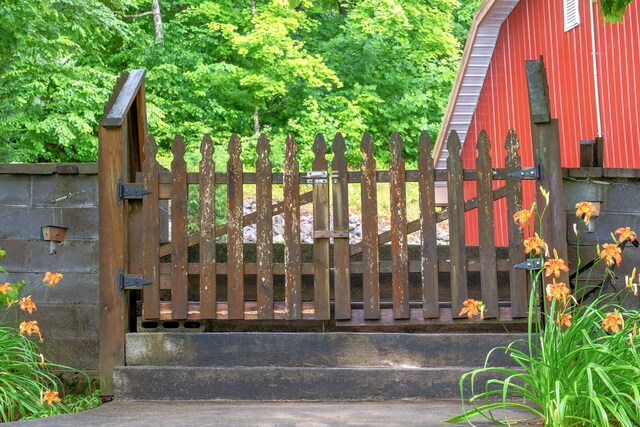 554 Hickman Shores Rd, Dover, TN 37058 - view of gate