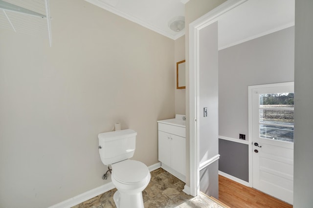 1077 Weeks Rd, Murfreesboro, TN 37127 - bathroom featuring vanity and crown molding
