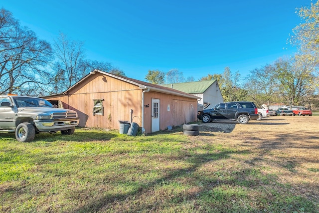 1010 Scott Rd, Bethpage, TN 37022 - view of side of property featuring a yard and an outdoor structure