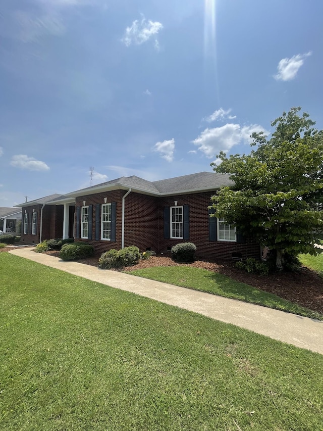 407 Robins St, Lawrenceburg, TN 38464 - ranch-style house featuring brick siding and a front lawn