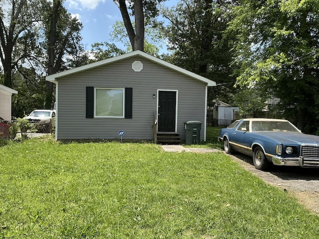 1904 E 31st Street Pl, Chattanooga, TN 37407 - bungalow-style home featuring entry steps and a front lawn