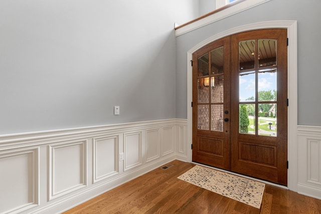 429 Acacia Grove Ln, Lebanon, TN 37087 - entrance foyer featuring wainscoting, wood finished floors, and a decorative wall