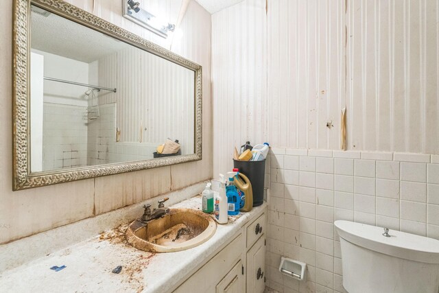 5430 Gatehouse Dr Unit 5430, Memphis, TN 38134 - bathroom featuring vanity, tile walls, and a shower