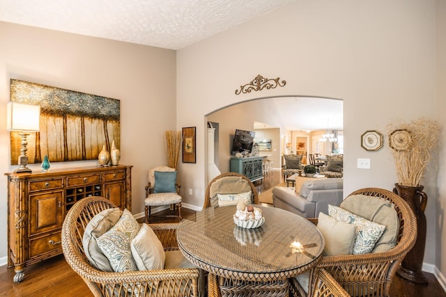 395 Devon Chase Hl Unit 3002, Gallatin, TN 37066 - living room featuring wood finished floors, a chandelier, and a textured ceiling