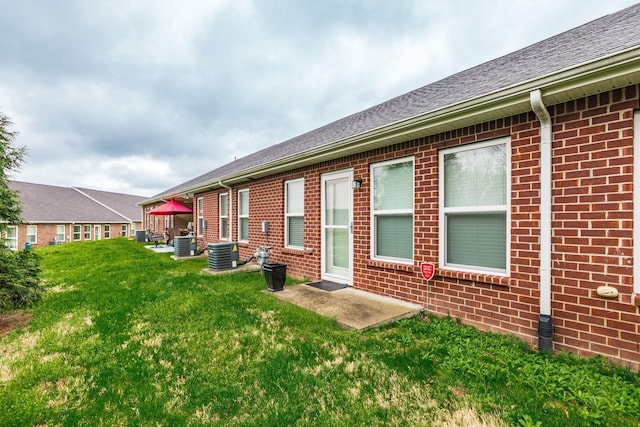 395 Devon Chase Hl Unit 3002, Gallatin, TN 37066 - back of property featuring brick siding, a lawn, and roof with shingles
