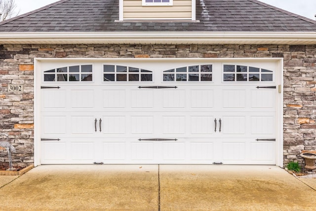 395 Devon Chase Hl Unit 3002, Gallatin, TN 37066 - garage featuring driveway