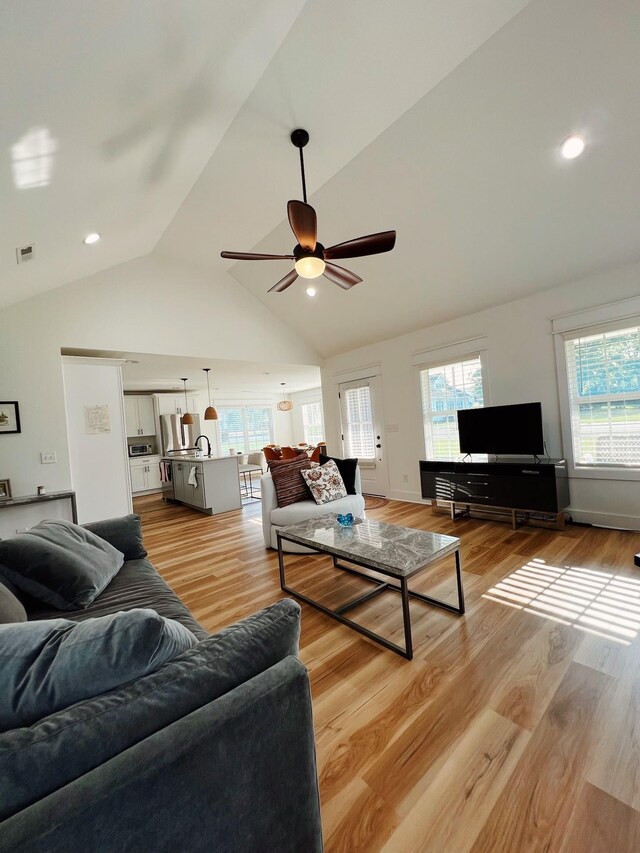 543 2nd Ave N, Lewisburg, TN 37091 - living room featuring healthy amount of natural light, vaulted ceiling, ceiling fan, light wood finished floors, and recessed lighting