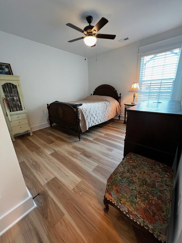 543 2nd Ave N, Lewisburg, TN 37091 - bedroom with light wood finished floors and ceiling fan