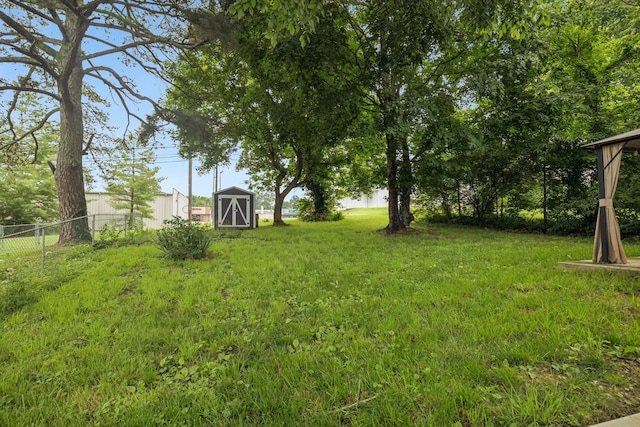 410 Campbell Ave, Tullahoma, TN 37388 - view of yard with a storage unit