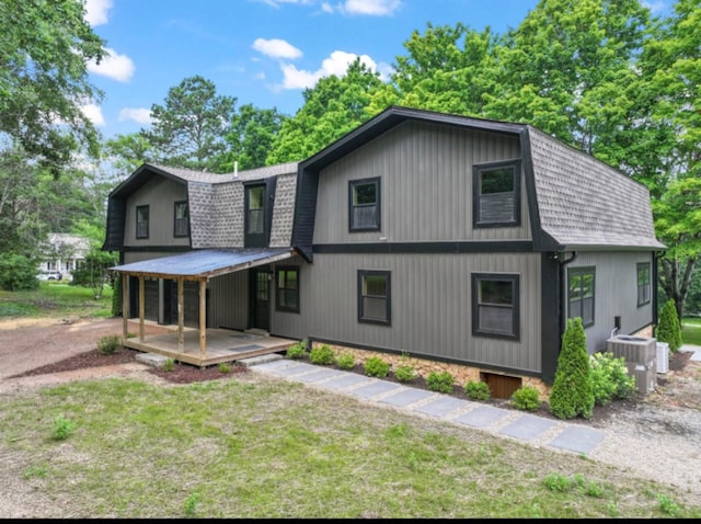 7121 Robinson Dr, Fairview, TN 37062 - colonial inspired home with a shingled roof, a gambrel roof, and a front yard