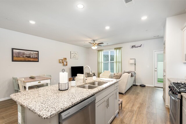 414 Manor Row, Pleasant View, TN 37146 - kitchen featuring stainless steel appliances, open floor plan, ceiling fan, light wood-style floors, and recessed lighting