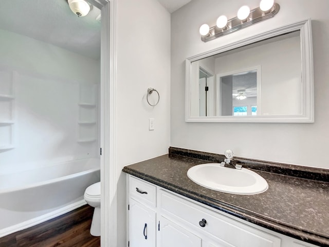 480 Bamburg Dr, Clarksville, TN 37040 - bathroom featuring vanity, wood finished floors, ceiling fan, and washtub / shower combination