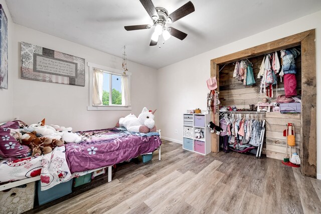 3037 Tunnel Rd, Westmoreland, TN 37186 - bedroom with wood finished floors, a closet, and a ceiling fan