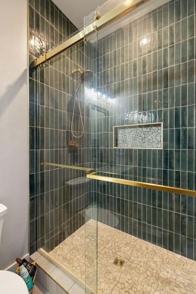 1485 Harrison Rd, Murfreesboro, TN 37128 - bathroom with a tile shower and toilet