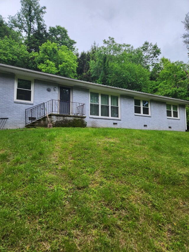 513 Draper Ln, Gainesboro, TN 38562 - ranch-style house with brick siding, crawl space, and a front yard