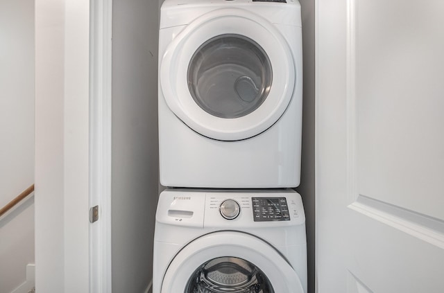 121 Bellvue Dr, Lebanon, TN 37090 - laundry room with stacked washer and clothes dryer