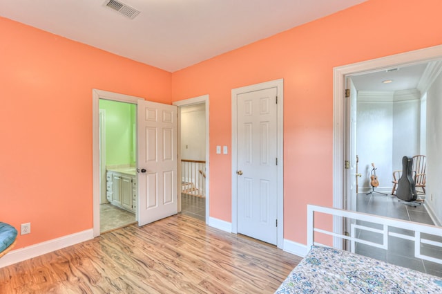 101 Spring Creek Trl, Hendersonville, TN 37075 - bedroom with light wood-style flooring and ensuite bath