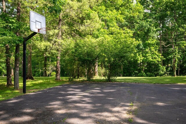 101 Oak Dr, Waverly, TN 37185 - view of sport court featuring community basketball court, a yard, and a view of trees