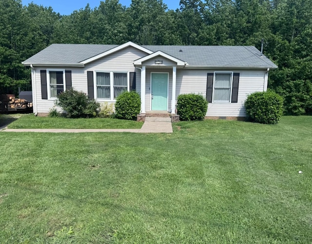 739 Carmack Ct, Clarksville, TN 37042 - view of front of property featuring a front lawn, a shingled roof, and crawl space