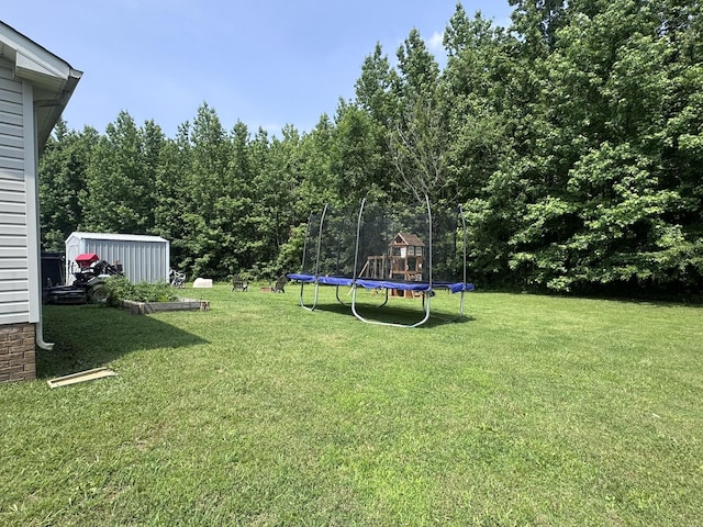 739 Carmack Ct, Clarksville, TN 37042 - view of green lawn with a trampoline and a storage shed