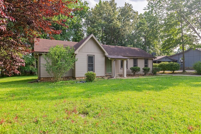 524 Inver Ln, Clarksville, TN 37042 - view of front of home featuring a front yard and roof with shingles