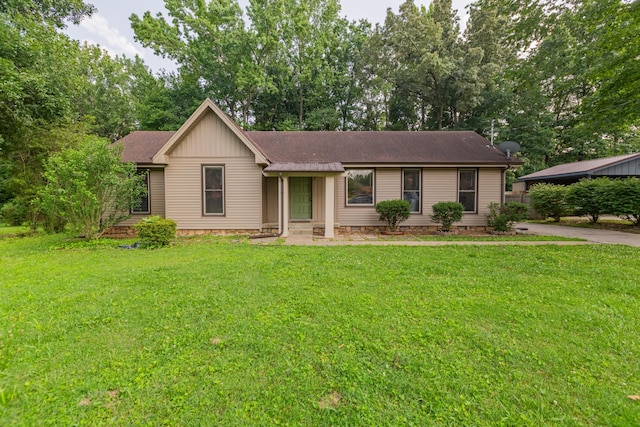 524 Inver Ln, Clarksville, TN 37042 - ranch-style home with a front yard, roof with shingles, and view of scattered trees