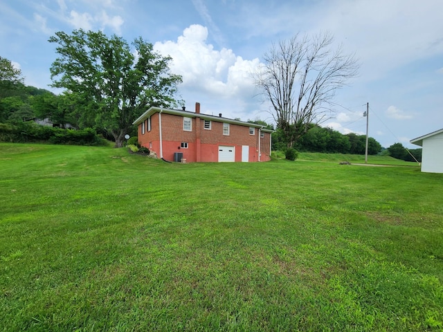1036 Old Bottom Rd, Lafayette, TN 37083 - view of grassy yard featuring a garage and driveway