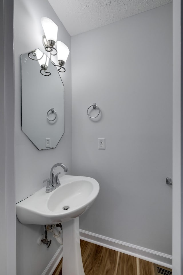3216 Vestry Ave, Murfreesboro, TN 37129 - bathroom featuring wood finished floors and a textured ceiling