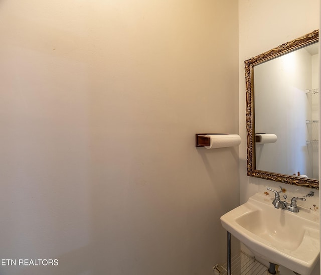 100 Cusick Cir, Lenoir City, TN 37772 - bathroom featuring a sink
