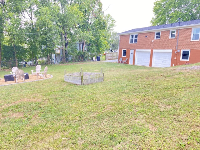 2801 Denham Ave, Columbia, TN 38401 - view of yard with a garage