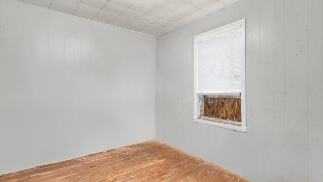 1676 Keeble St, Chattanooga, TN 37412 - unfurnished room featuring wood walls