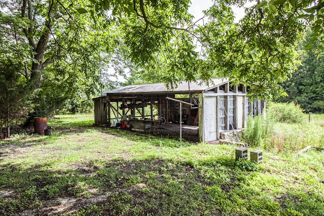 431 Haddon Ln, Winchester, TN 37398 - view of yard featuring an outdoor structure and a pole building