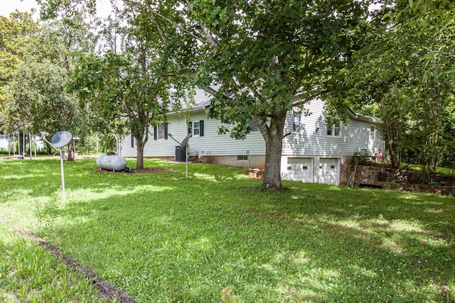 431 Haddon Ln, Winchester, TN 37398 - view of grassy yard with a garage